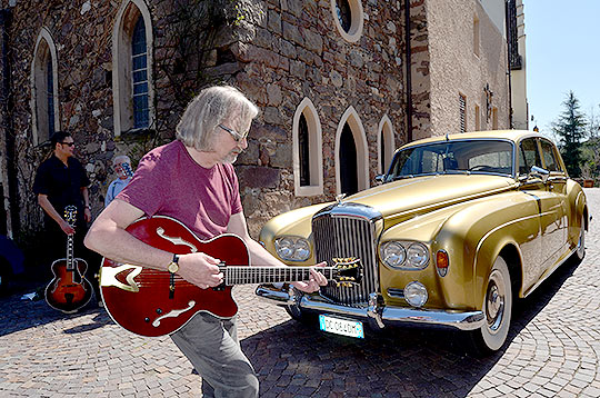 Helmut Nieberle mit Jazzgitarre und Bentley